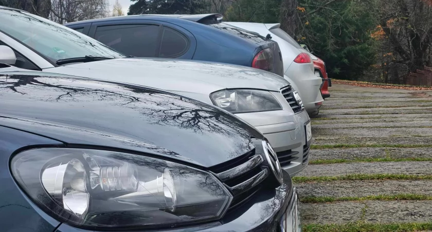 Szpanują brykami od starych, zajmują miejsca parkingowe 