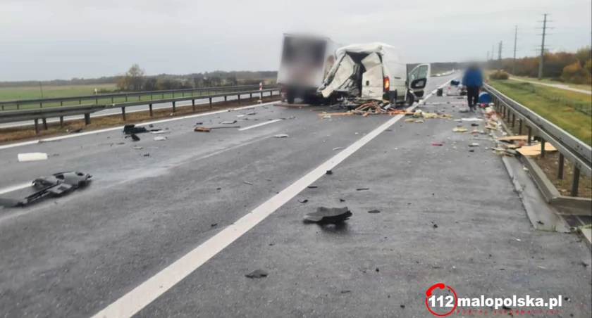 Kolizja na A4 z udziałem samochodu z powiatu suskiego: Droga zablokowana