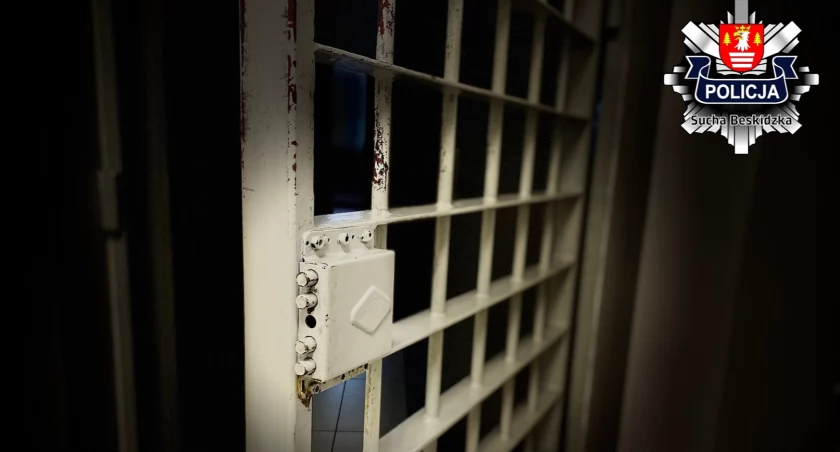 W drodze na służbę złapał poszukiwanego! Niecodzienna interwencja policjanta w Suchej Beskidzkiej!