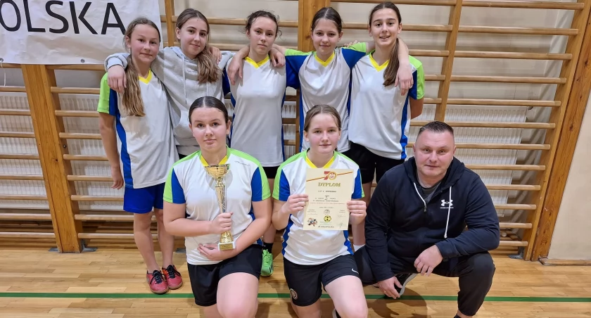 Kolejne zadanie wykonane. Teraz dziewczyny z SP1 Stryszawa czeka finał wojewódzki w halową piłkę nożną