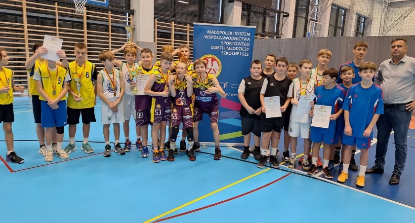 Chłopcy z SP1 Stryszawa w najlepszej czwórce w koszykówce 3x3 w Małopolsce
