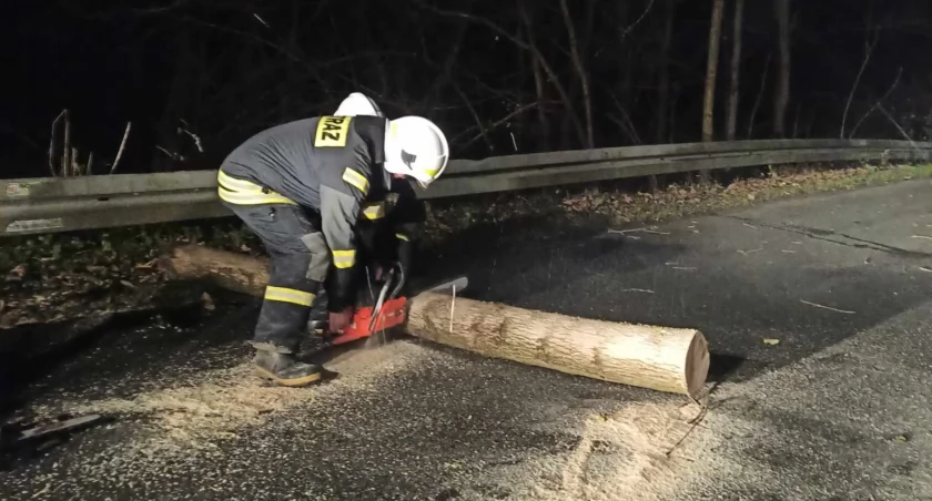Silny wiatr w powiecie suskim: Strażacy ochotnicy w akcji