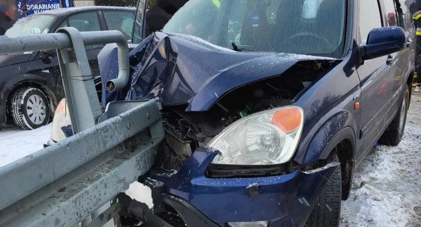 Honda CR-V przegrała z oblodzoną drogą: Pasażerka w szpitalu