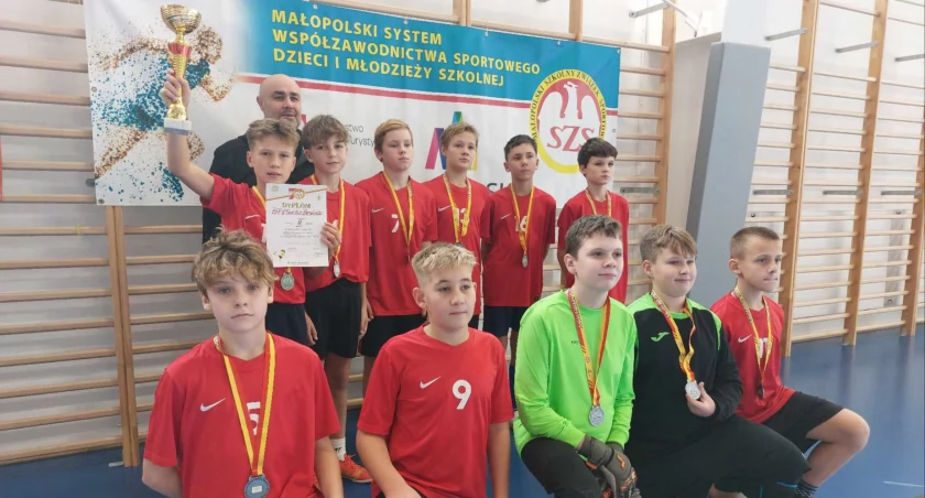 Drużyna z SP1 Sucha Beskidzka na srebrny medal wojewódzki