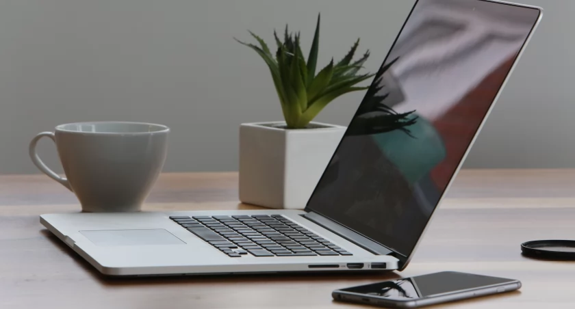 Filcowy Pokrowiec na Laptopa: Doskonała Ochrona w Stylu Elegancji