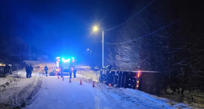 Krzeszów: Ciężarówka runęła do rowu 