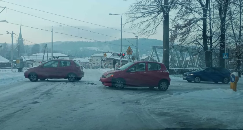 Kolizja na śliskiej drodze w Suchej Beskidzkiej