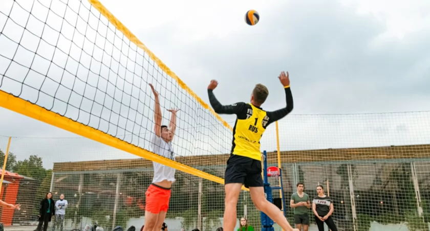 Co wziąć pod uwagę przy zakupie siatki sportowej?