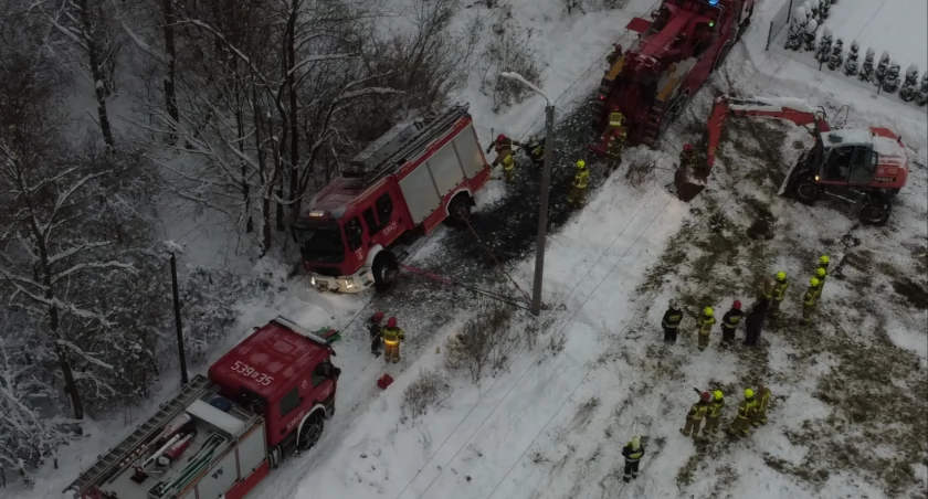 Zimowe wyzwanie dla Strażaków: Wóz strażacki zsunął się do rowu w Stryszawie