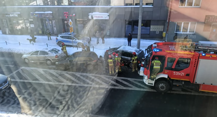Kolizja trzech pojazdów na ulicy 3 Maja w Makowie Podhalańskim