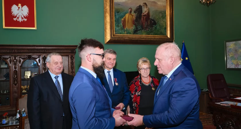 Stanisław Gaura i Elżbieta Głuc z brązowym Krzyżem Zasługi 