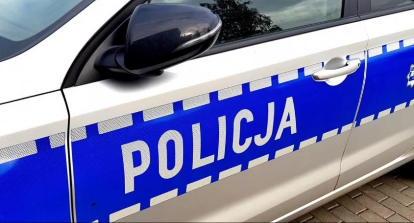Chłopiec w spodenkach i klapkach na hulajnodze przyjechał do szkoły!