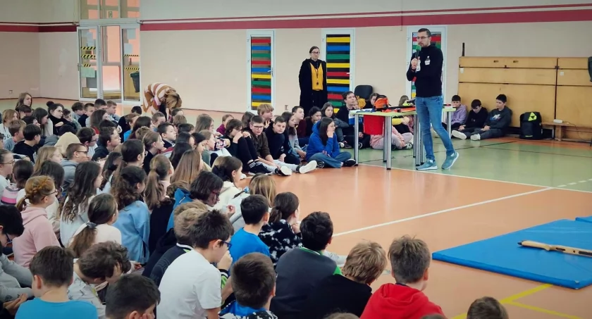 (VIDEO) Tłumy na lekcji powiatowego biathlonu z Grzegorzem Guzikiem