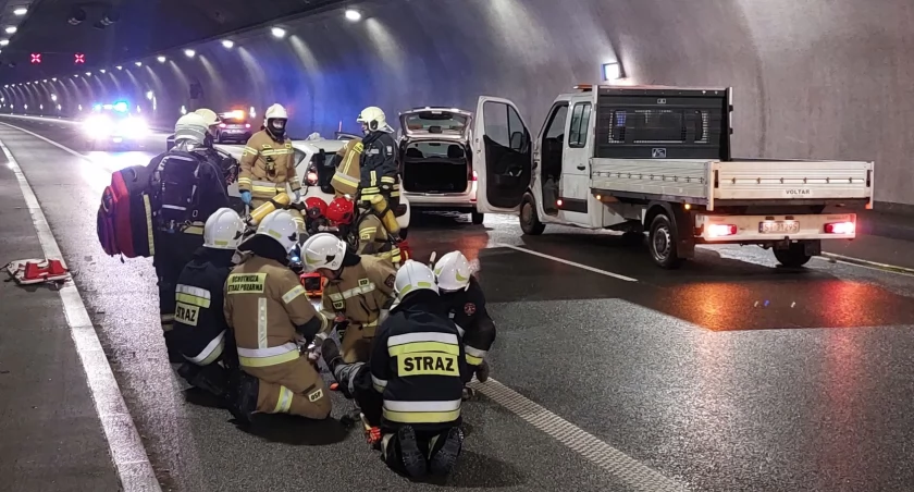 Wypadek w tunelu w Naprawie. Droga krajowa zablokowana 