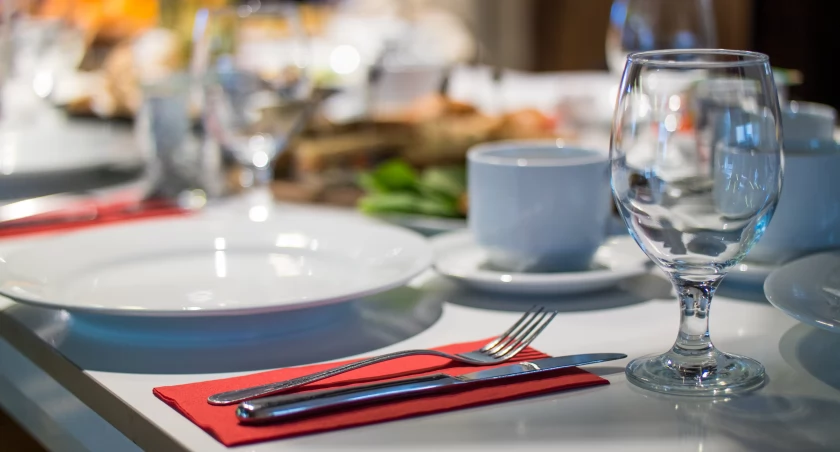 Dystrybutory Wody w Restauracji: Komfort i Ekologia w Jednym