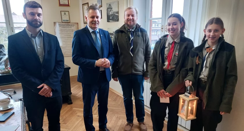 Betlejemskie Światło Pokoju dotarło do jordanowskiego magistratu 