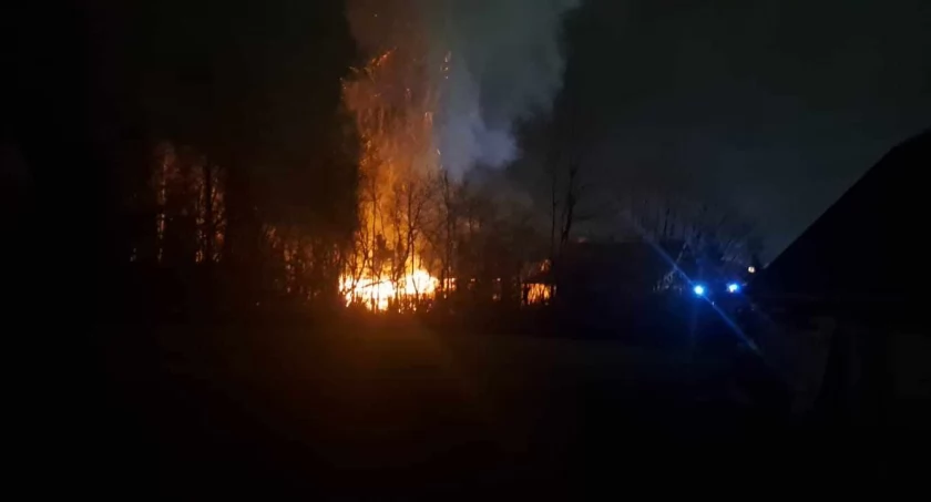 Wieczorny pożar wiaty garażowej. Zagrożony był dom 