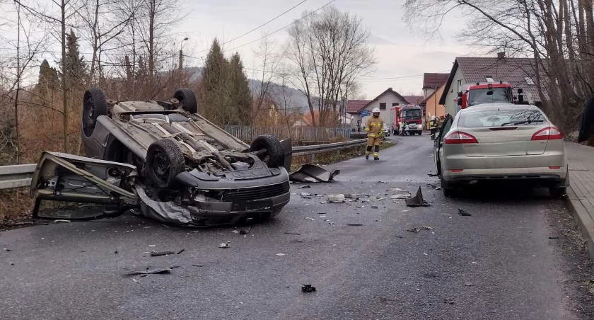 Wypadek i dachowanie w Tarnawie Dolnej 
