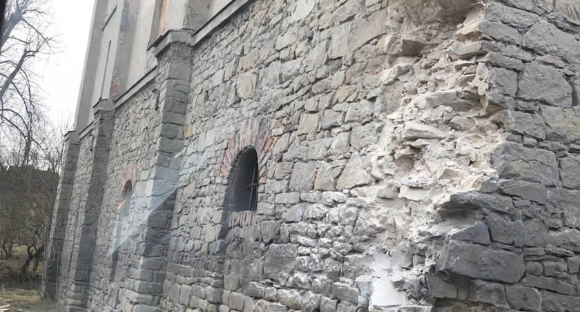 Zabytkowy zajazd Poczekaj uszkodzony! 