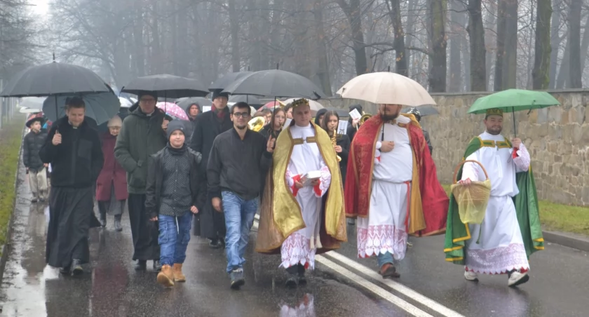 Orszak Trzech Króli dotarł na suski zamek (wideo)