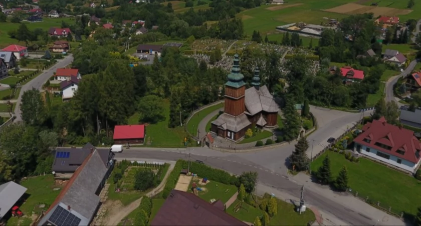 Chodzą po chodniku - są narażeni na ochlapanie