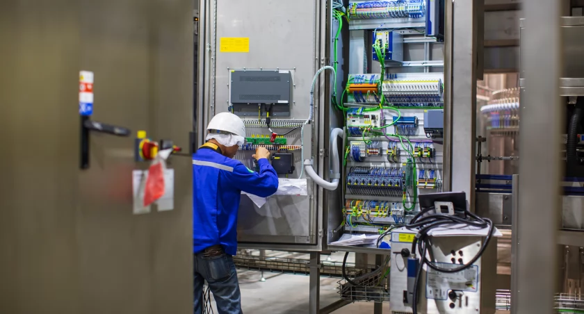 Sterowniki przemysłowe- rola sterowników w automatyzacji procesów produkcyjnych