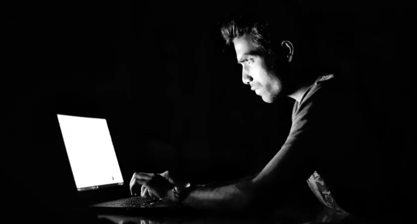 Uwaga na oszustów internetowych