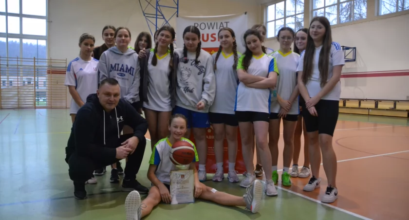 Komplet zwycięstw i koszykarski mistrz dla dziewczyn z SP1 Stryszawa