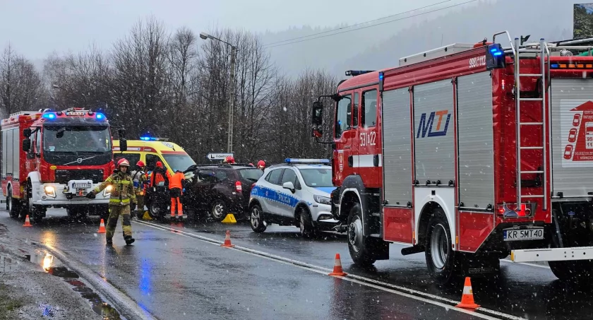 Wypadek na obwodnicy Suchej Beskidzkiej. Pasażerka zakleszczona w pojeździe (Aktualizacja)
