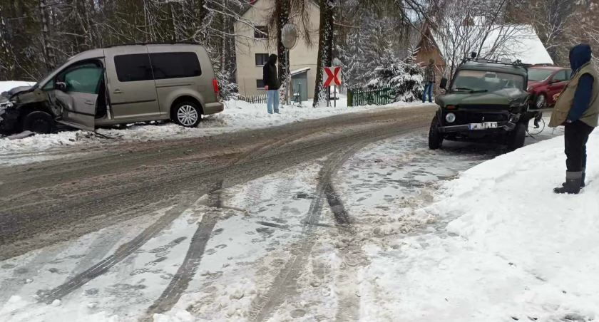 (AKTUALIZACJA) Jordanów: Dwa auta rozbite na Chrobaczem 