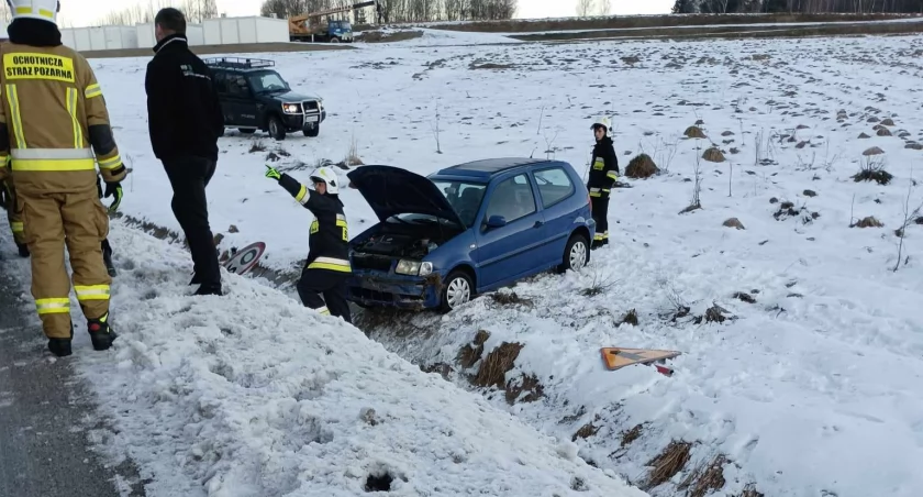 Volkswagen poza jezdnią w Naprawie, kierująca w szpitalu