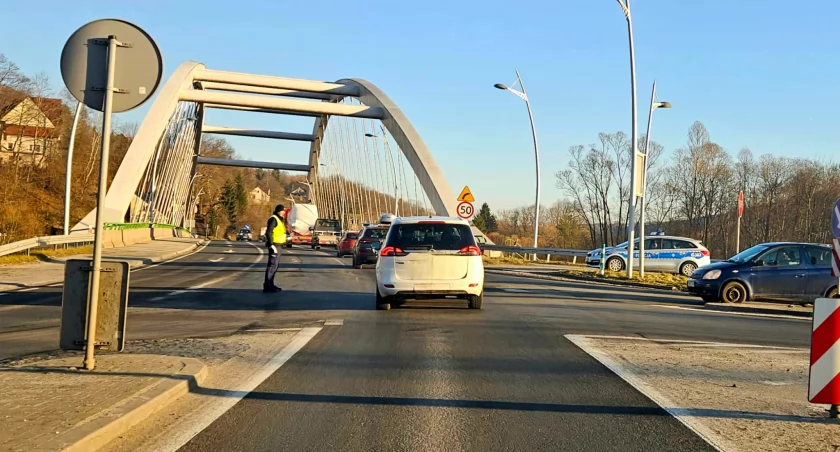 Policja na skrzyżowaniach Suchej: Nowa taktyka w walce z korkami?