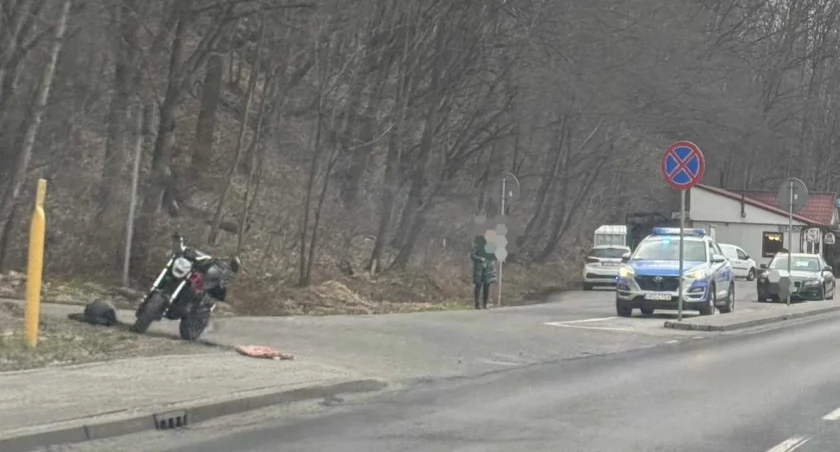 Kolizja w Suchej Beskidzkiej: Motocyklista w szpitalu