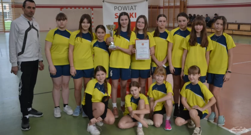 Dziewczyny ze Skawicy z mistrzowskim pucharem w koszykówkę