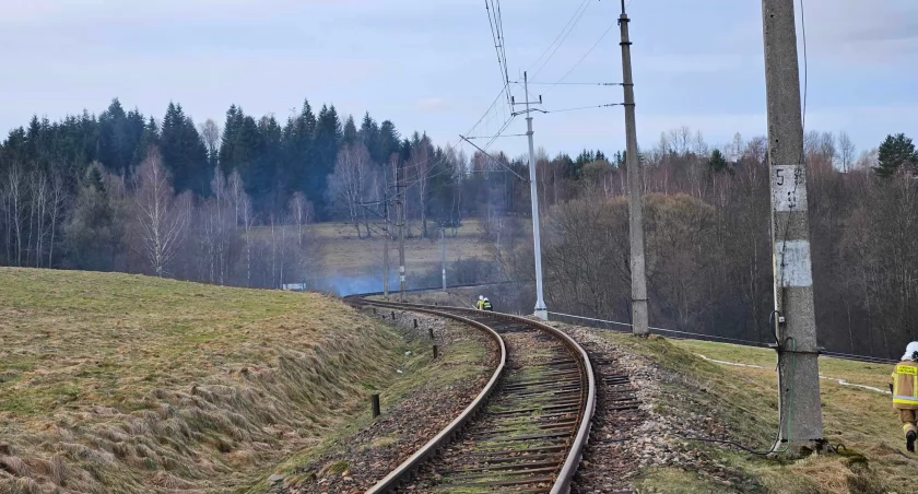 Pożar podkładów kolejowych w Kurowie 