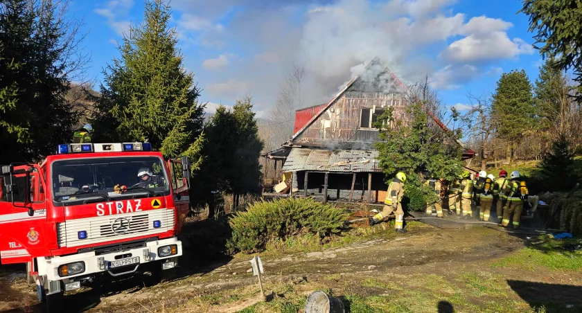 Pożar drewnianego budynku mieszkalnego w Żarnówce
