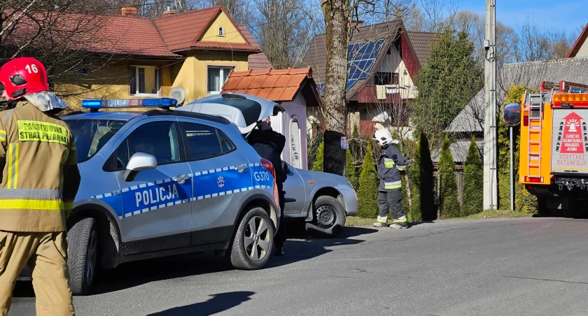 Wjechała nissanem w drzewo 