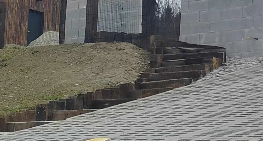 Ogrodzenie i schody do rozbiórki! Kontrowersyjna inwestycja w Zembrzycach 