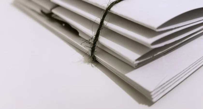 Przechowywanie akt - jak prawidłowo archiwizować dokumenty? 