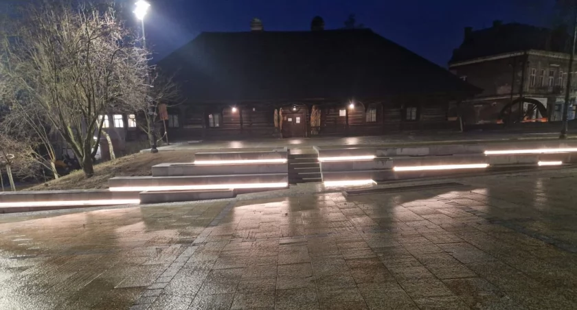 Iluminacja na suskim rynku już działa 