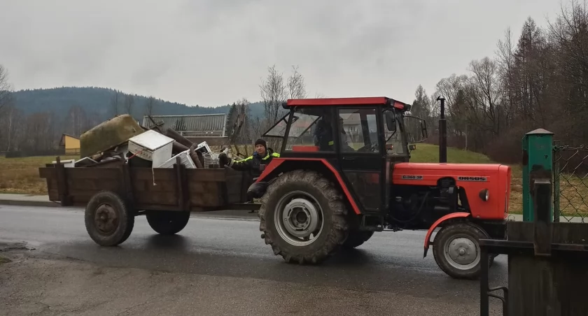 Uprzątnęli podwórka, wspierając zarazem strażaków 