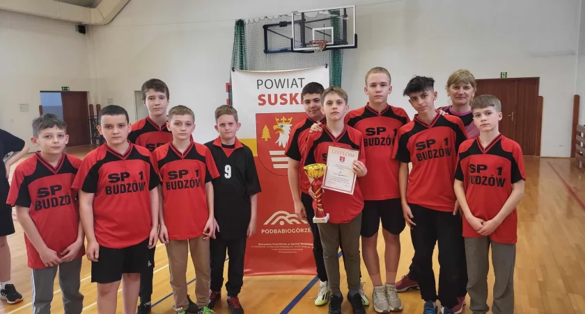 Pasjonujący tie-break na wagę mistrzostwa powiatu dla uczniów z SP1 w Budzowie