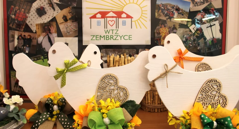 Świąteczne dekoracje na dobry cel w Zembrzycach