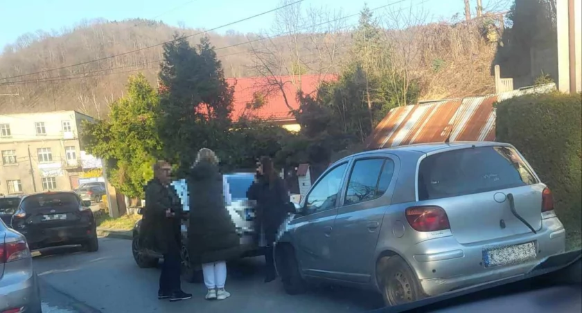 Kraksa na Szpitalnej, trzy auta rozbite 