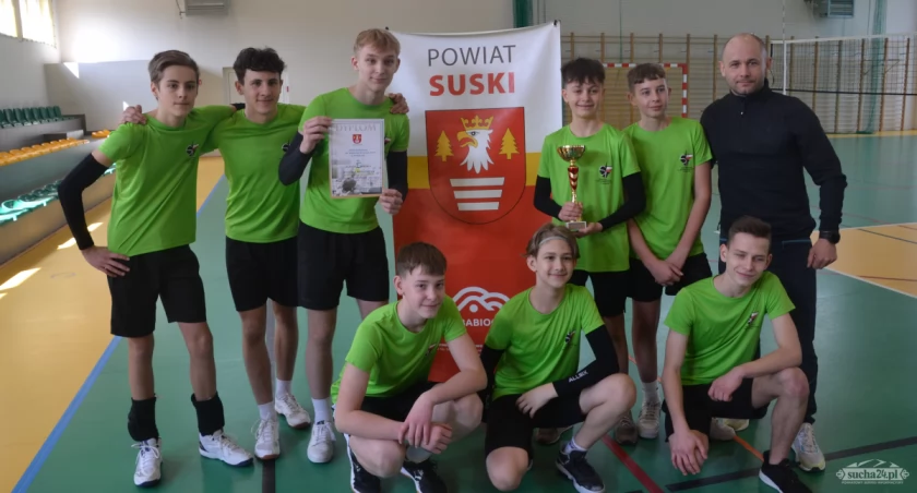 Komplet zwycięstw i chłopcy z SP Jordanów triumfują w powiatowych zmaganiach w siatkówce