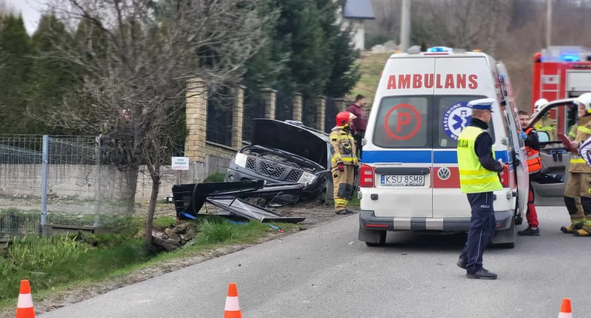 Uderzył nissanem w betonowy przepust 