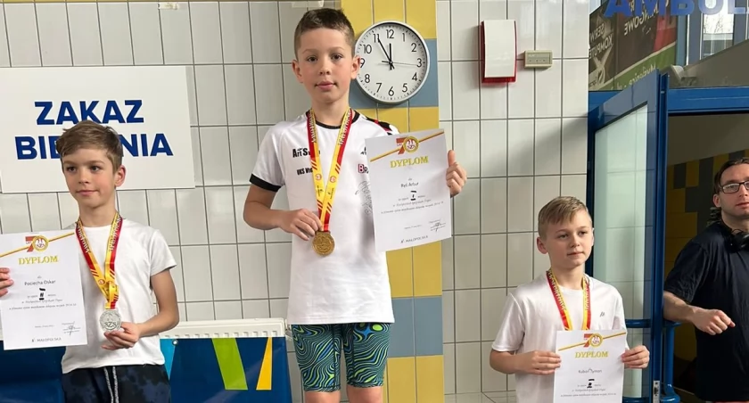 Szkolna kadra powiatu suskiego z medalami wojewódzkimi w pływaniu