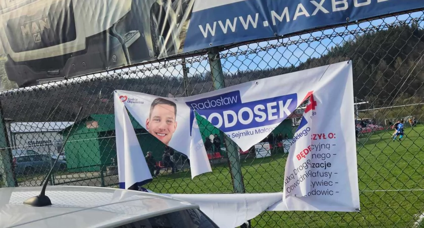 Kolejne banery zniszczone 