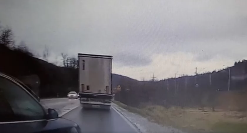 Wbił się na bezczelnego. Słono go to kosztowało (video)
