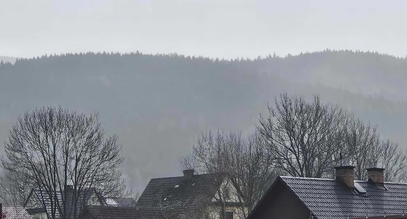 Saharyjski pył przybywa pod Babią Góre, zmieniając kolor nieba na mętny i żółtawy